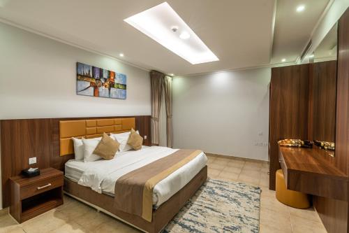 a bedroom with a bed and a desk in a room at ملاذ فاخر المرسلات in Riyadh