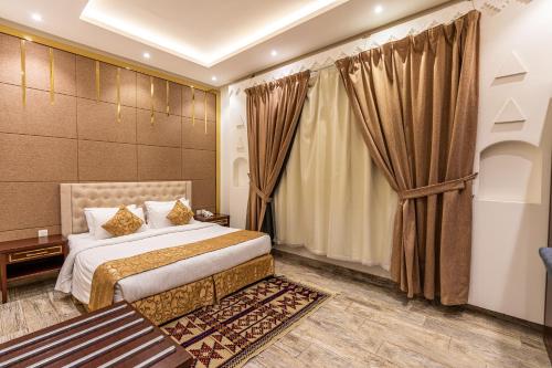 a hotel room with a bed and a window at فندق آل متعب سويتس التراثي in Riyadh