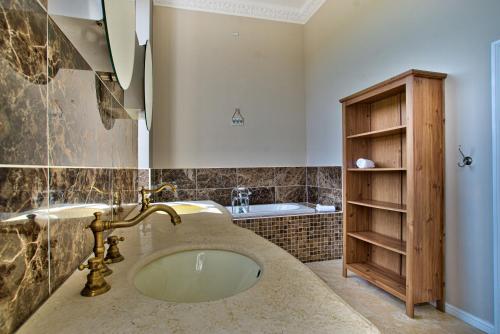 y baño con lavabo y bañera. en Glentworth Hall by Group Retreats, en Glentworth