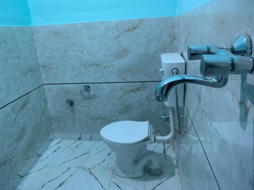 y baño con aseo y lavamanos. en MOON HAVELI, en Bikaner