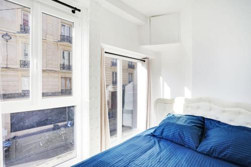 une chambre avec un lit et une fenêtre dans l'établissement Appartement - Paris, à Paris