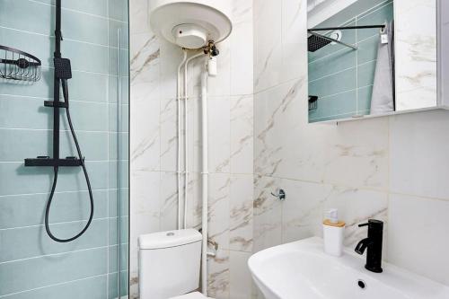 une salle de bain avec une douche, des toilettes et un lavabo dans l'établissement Appartement - Paris, à Paris
