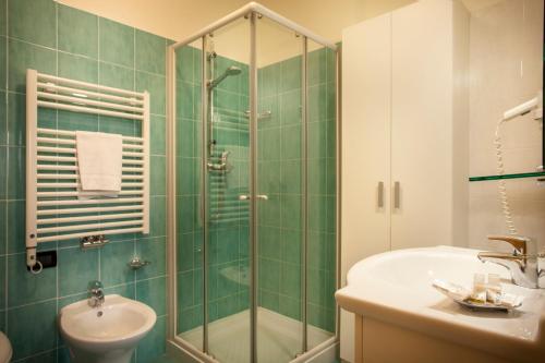 y baño con ducha y lavamanos. en Residenza Casale, en Comano Terme