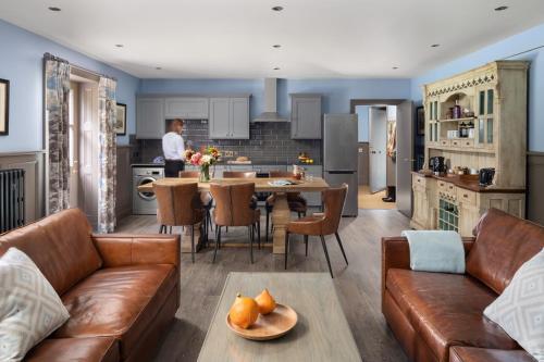 een keuken en een woonkamer met een bank en een tafel bij Meikleour Arms Hotel & Restaurant in Meikleour