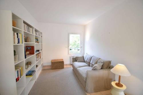 - un salon avec un canapé et des étagères dans l'établissement Estrella - Hossegor centre ville magnifique appartement avec parking, à Soorts-Hossegor