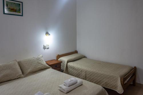 a hotel room with two beds and two towels at Hotel Ibiza in Villa Gesell