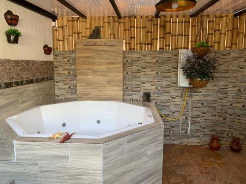 uma grande banheira na casa de banho com em Hermosa casa cerca de Aeropuerto em Quito