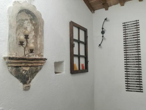 una ventana en el lateral de una pared blanca junto a una pared en Vecchio Casale Quercetino, en Montenero