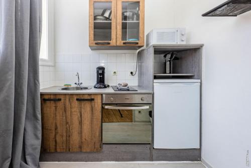 Kuchyňa alebo kuchynka v ubytovaní STUDIO COSY - HYPERCENTRE - CALME - 50M2 - Wi-FI