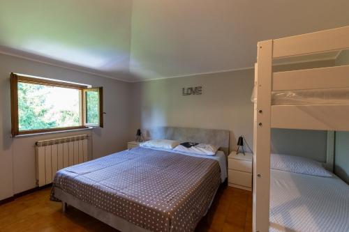 ein Schlafzimmer mit zwei Betten und einem Etagenbett in der Unterkunft Songavazzo Dream Apartment in Songavazzo