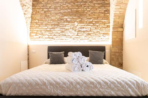 ein Schlafzimmer mit einem Bett mit Handtüchern darauf in der Unterkunft [Loft Rustico] in Centro Storico in Assisi