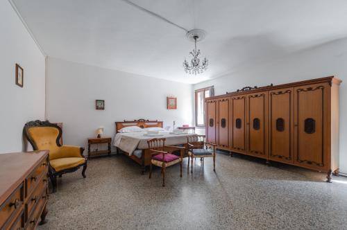 um quarto com uma mesa, cadeiras e uma cama em Lovely & Roomy Venetian Apartment x7! em Veneza