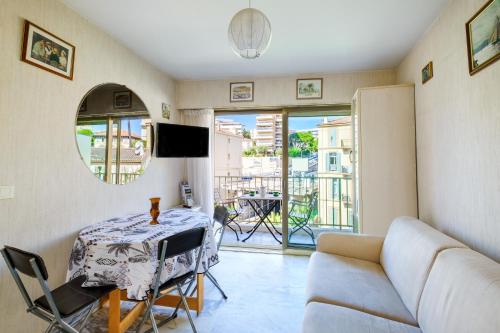 un salon avec un canapé et une table dans l'établissement Appartement centre Cannes, à Cannes