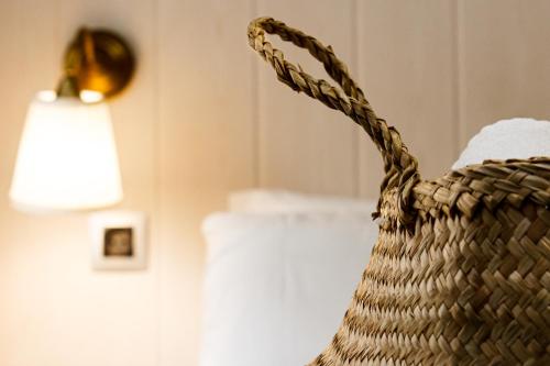 a rattan basket with a lamp and a lamp at Pensión Úbeda in Fuenmayor