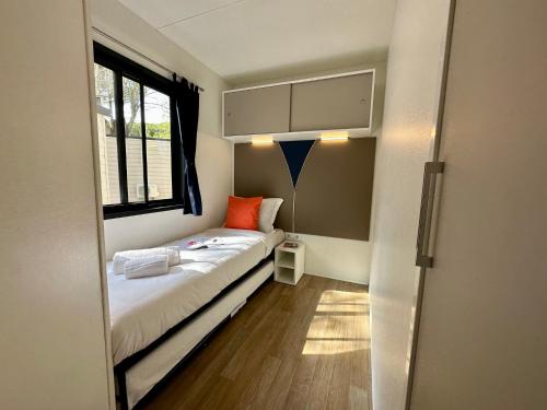 Postel nebo postele na pokoji v ubytování Estivo Premium Deluxe mobile homes on Camping Ca Savio