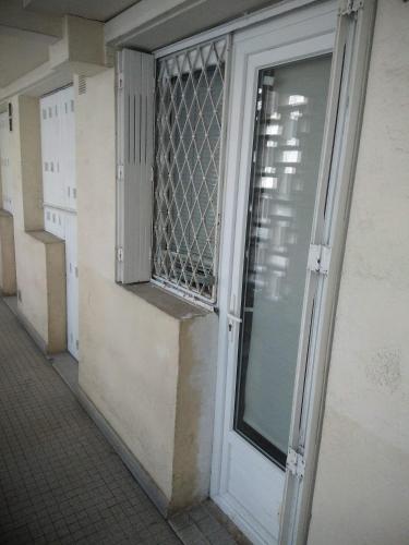 une porte ouverte d'un bâtiment avec une fenêtre dans l'établissement Studette Cannes centre, à Cannes