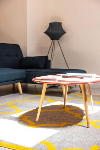 un salon avec une table basse et un canapé dans l'établissement LOFT COSY - HYPERCENTRE - SAUNA - 200m2 - WIFI, à Graulhet