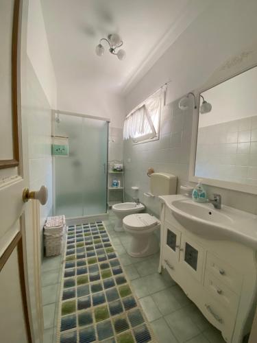 uma casa de banho com um WC, um lavatório e um chuveiro em La chiccara del Bar Natale em Nardò