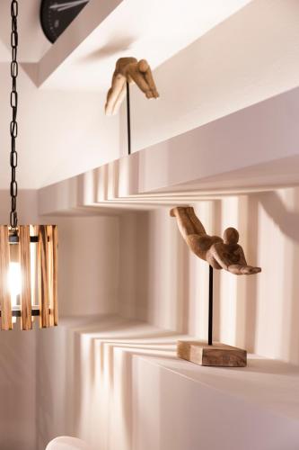 Hayes suite syros