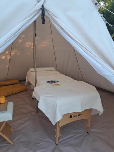 MacchiascandonaにあるAgriturismo La Tortorellaのテント内のベッドルーム1室(ベッド2台付)