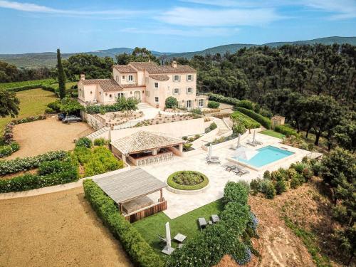 une vue aérienne d'une maison avec piscine dans l'établissement Beautiful Provençal Mas in the Golfe de Saint-Tropez, à Cogolin