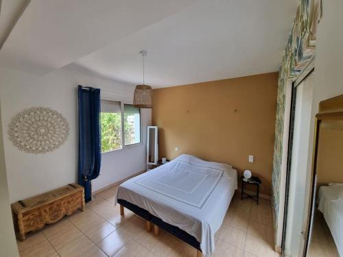a bedroom with a bed and a window at Villa spacieuse Piscine, terrain de petanque in Villeveyrac