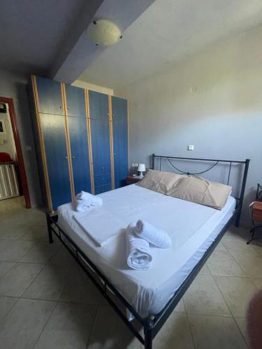 Een bed of bedden in een kamer bij Alice Apartment