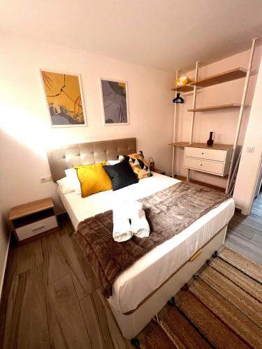 - une chambre dotée d'un grand lit avec deux chaussures dans l'établissement Bluebell L6, à Armeñime