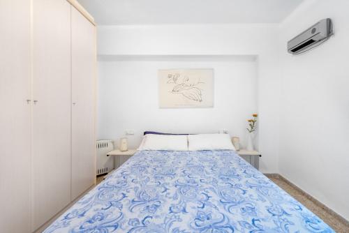 Dormitorio blanco con cama azul y blanca en View of the sea Beach 50 meters, en Sueca