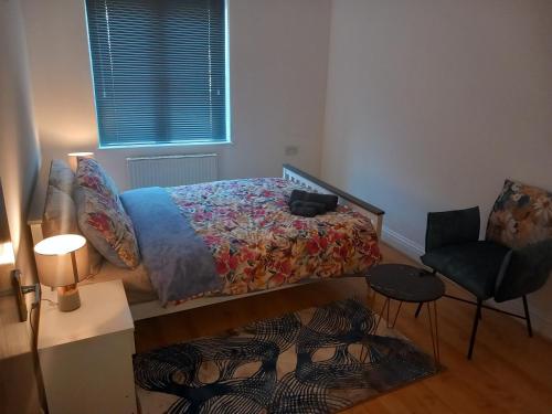 格雷夫森德的住宿－Heronsgate GH015，一间小卧室,配有一张床和一把椅子