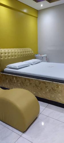 a bedroom with a bed and a yellow wall at VIA RECANTO in Brasilia