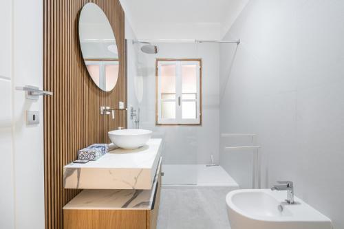 bagno con lavandino e specchio di Villa Lore a Santa Margherita di Pula