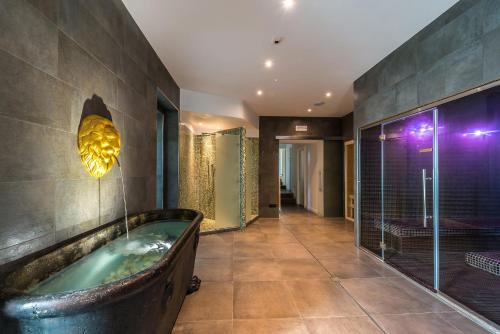 La salle de bains est pourvue d'une baignoire et d'une douche à l'italienne. dans l'établissement Relais Paradiso Resort & Spa, à Gualdo Cattaneo