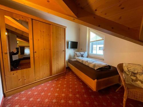 um quarto com uma cama e uma grande janela em Brandner Astn em Krimml