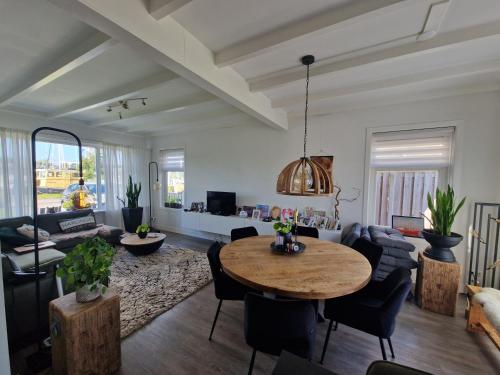 a living room with a table and a couch at Sfeervol huis nabij het centrum van Harlingen in Harlingen