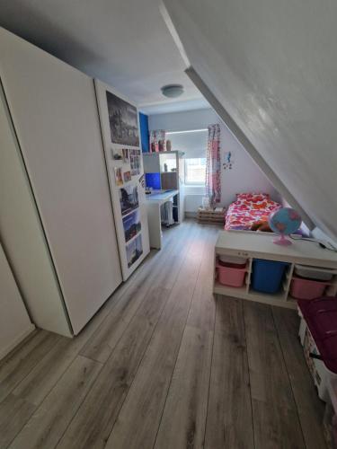 Habitación pequeña con cama y escalera en Sfeervol huis nabij het centrum van Harlingen, en Harlingen