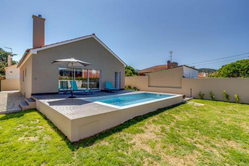 a backyard with a swimming pool and a house at Casa D'Areia a 1 km da Praia. in Vila Praia de Âncora