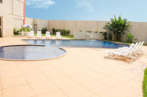 בריכת השחייה שנמצאת ב-Vale dos Carajás Hotel או באזור