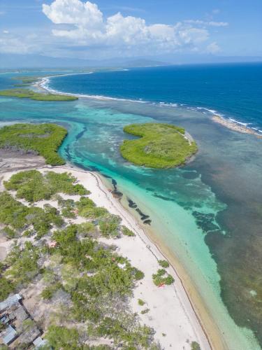 an aerial view of a beach and the ocean at Altos de la Caobita in Barreras