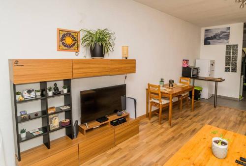 een woonkamer met open haard en een tafel bij The Apartment SN in Sierra Nevada