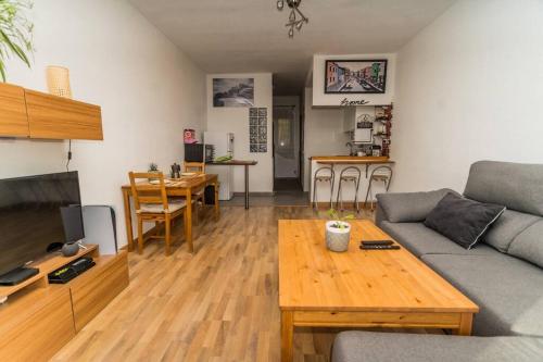 een woonkamer met een bank en een tafel bij The Apartment SN in Sierra Nevada