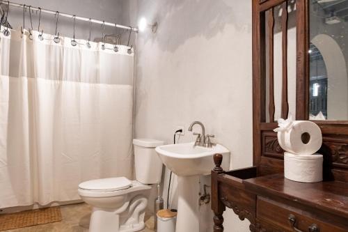 Un baño de Cozy Studio Gem - Old San Juan - Near Attractions
