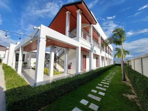 Κήπος έξω από το Far Beach House, Cha-am