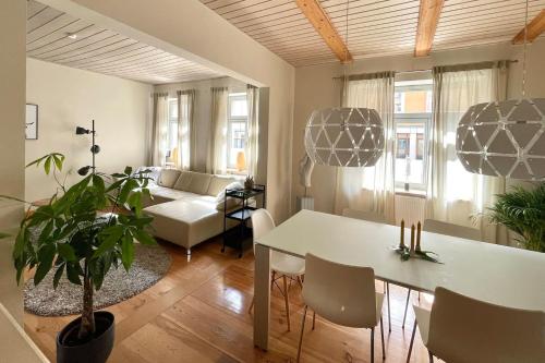 - un salon avec une table blanche et un canapé dans l'établissement Cozy Rosy - gemütlich, zentral, frei Parken!, à Bamberg