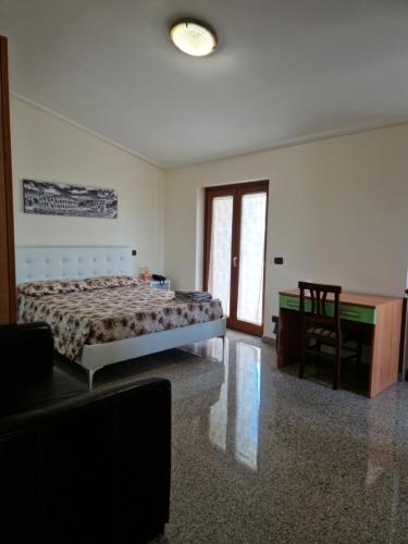 1 dormitorio con cama, escritorio y silla en Castelbarco House F, en Roma