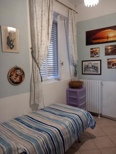 Voodi või voodid majutusasutuse Cozy single room in a period property toas