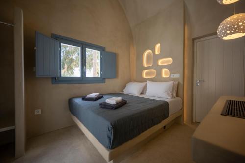 um quarto com uma cama com duas toalhas em Tholaki luxury home em Kamari