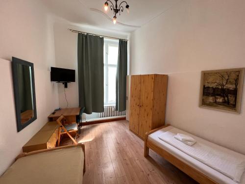 een woonkamer met een bank en een raam bij Hotel-Pension Spree in Berlijn