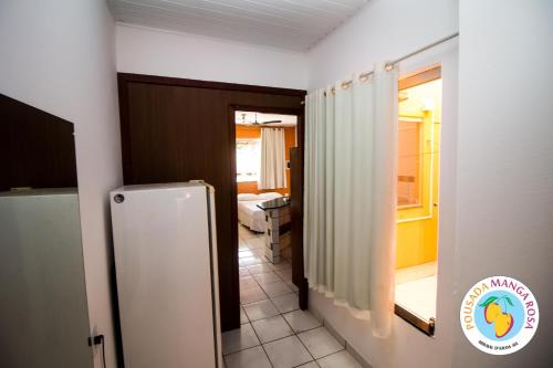eine Küche mit Kühlschrank in einem Zimmer in der Unterkunft Pousada Manga Rosa- Arraial in Arraial d'Ajuda