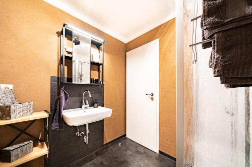 a small bathroom with a sink and a door at Gemütliches Apartment - Janks 11A in Witzenhausen